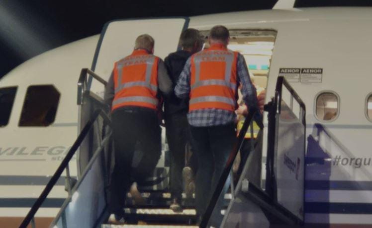 შოკისმომგვრელი დეპორტაცია: 187,000 ევროდ ღირებული ჩარტერი, 7 ბავშვი ბორტზე და ირლანდიის მინისტრის ულტიმატუმი